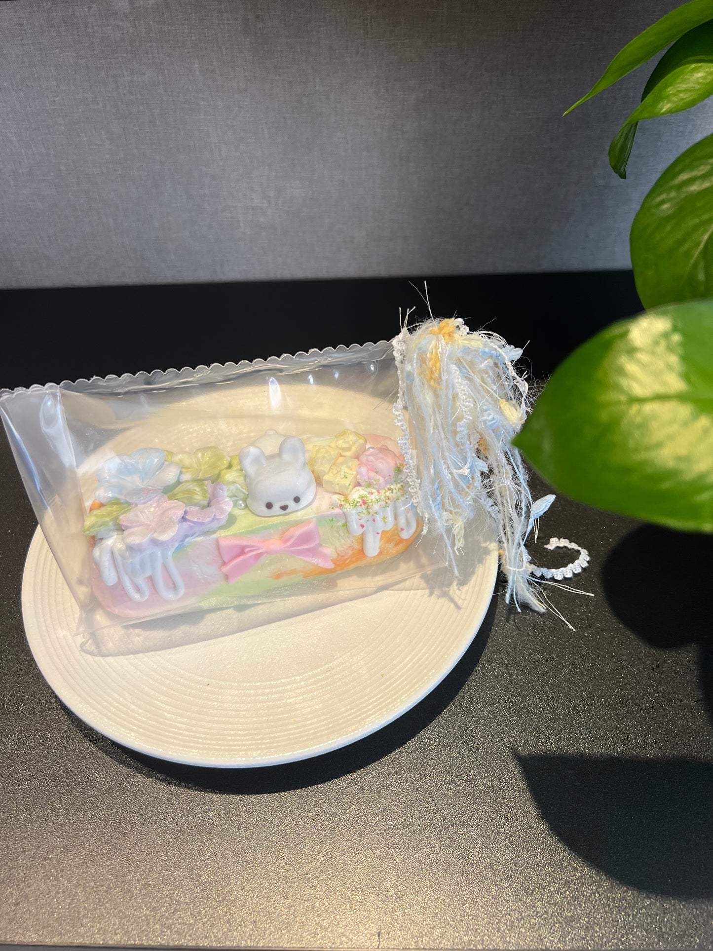 白ウサギ乗せ～超長い花ケーキ　