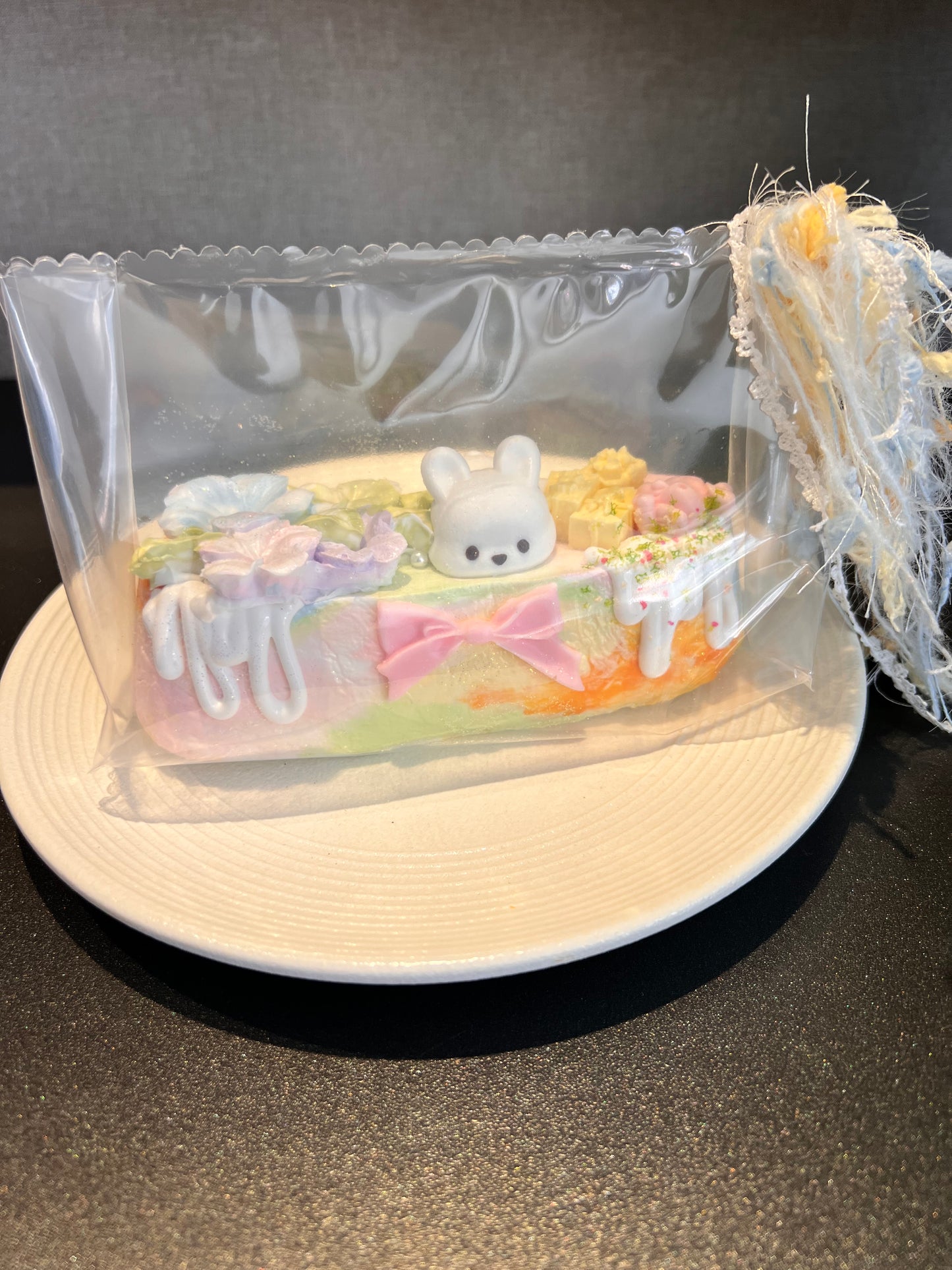 白ウサギ乗せ～超長い花ケーキ　
